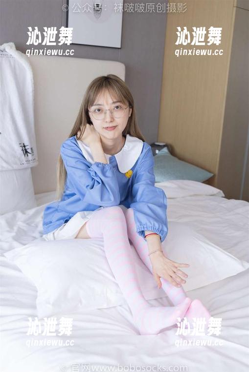 BoBoSocks袜啵啵-甜甜圈 BoBoSocks袜啵啵 - 甜甜圈这次的作品真是个混合体,短肉丝的美图和脚尖加固款都是我的心头好。