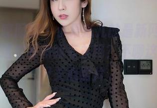 Feilin嗲囡囡 - 小果冻儿的最新网袜写真，呃，这衣服和我有关吗？不聊这个，我只关心照片。