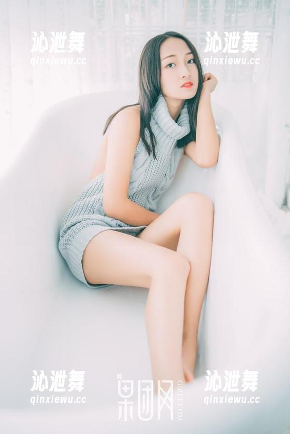 GIRLT果团网-王语纯 GIRLT果团网 - 教室模式开启,原图中的王语纯,正好玩到极致