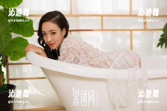 GIRLT果团网 - 黄歆苑的新作，全套的温柔气息让人晕头转向，带来一阵新鲜感。