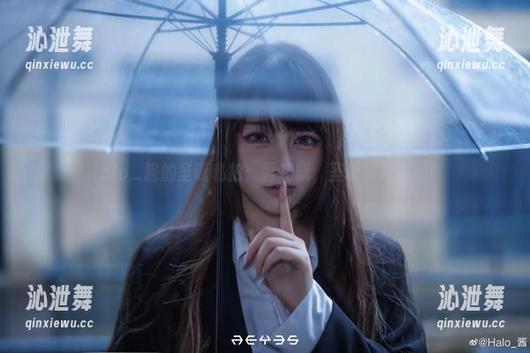 Halo_酱的圣诞私拍：雪花飘，圣诞树真亮眼！