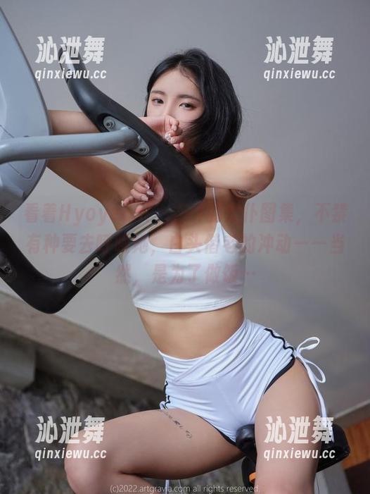 看着Hyoyeon(김효연)的女仆图集，不禁有种要去呼唤她，白头偕老的冲动——当然，是为了做饭…