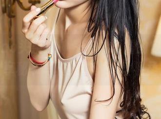 TouTiao头条女神 - 在刘雨露的电脑旁，分享秘书写真集中的一丝温柔。