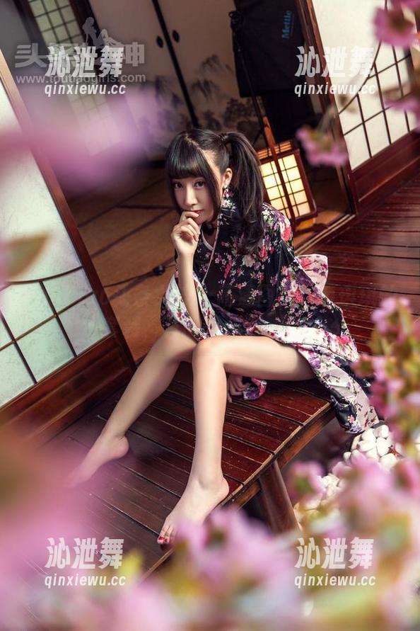 TouTiao头条女神 - 高清图集：萌琪琪的套装，真的是甜到齁了！