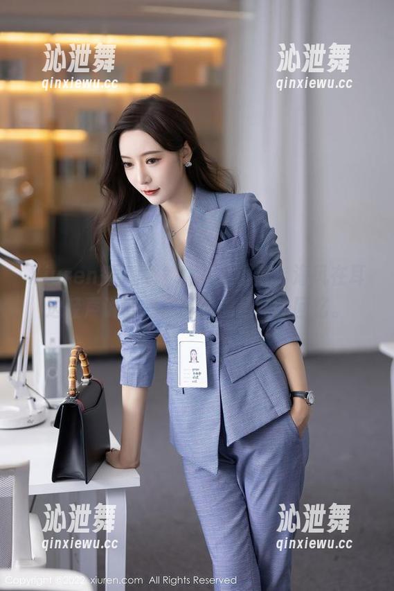 Xiuren秀人网 - 看着艾小青，海风在耳边轻声说话，作品里满是盐味回忆。