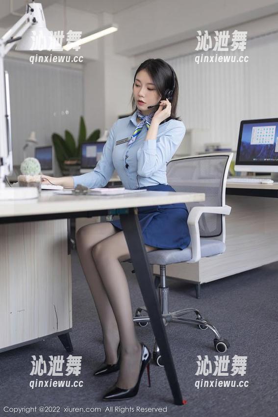 Xiuren秀人网 - 蛋蛋宝的空姐写真：想看她在云端打理航班的样子吗？