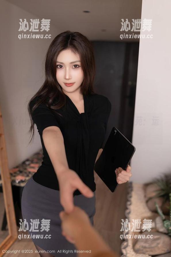 Xiuren秀人网 - 写真集里的黄歆苑：运动？主要是嗨和摆姿势吧！