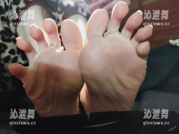 YuYu超甜丫 微密圈 - 晚上的照片消遣:YuYu超甜丫的JK福利画像,还有红酒配吗?