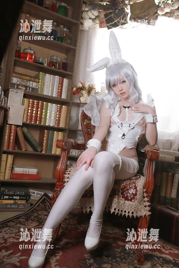 总觉得asagiriai(爱ちゃん)的户外合集被网盘过滤了，说不出的迷离…