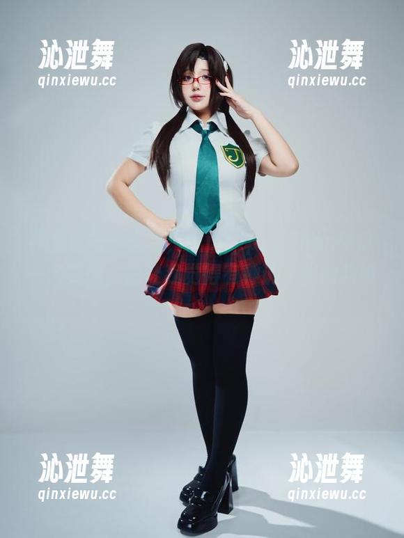 我见过很多黑色，但puypuychen的这一套美图，总让我觉得有种说不出的韵味。