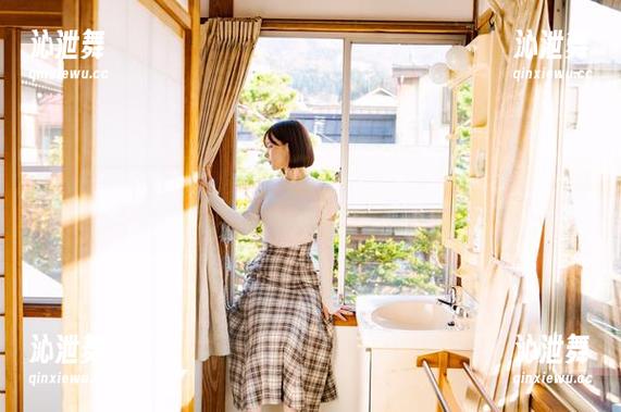 けん研(けんけん)的镂空写真，光影之间似有暗涌，大家快来瞧瞧这“灯光设计”！