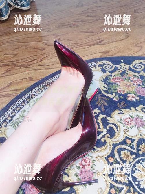 微密圈 - 这高跟鞋得多走走，丝月神的夜拍免费合集，看了都心痒痒。