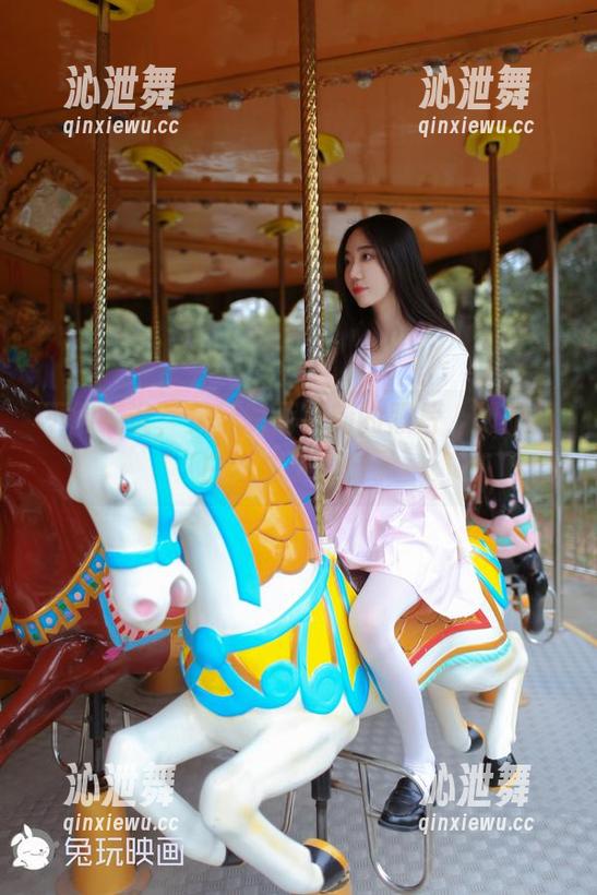 不得不说，兔玩映画更新的照片，制服裙白丝成了新宠。