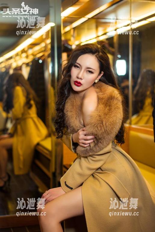 头条女神-乔安 头条女神 - 乔安的吊带写真:每一条都说不尽的闲聊