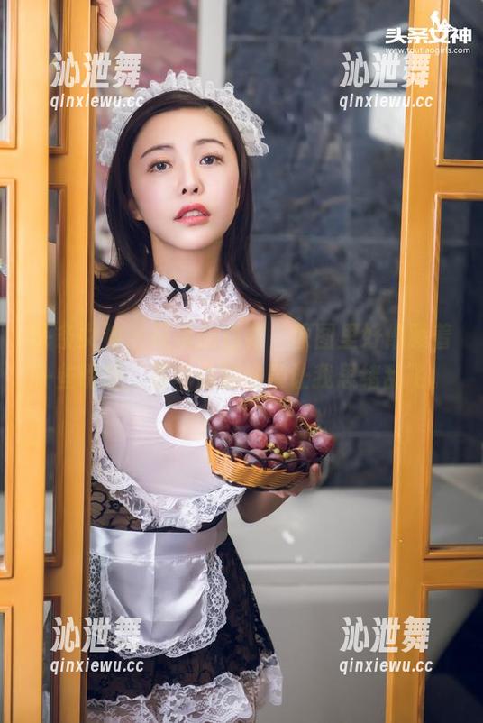 头条女神 - 筱溪的白裙，原图里好像藏着一些诱惑，那弯曲的线条让我思绪乱飞。