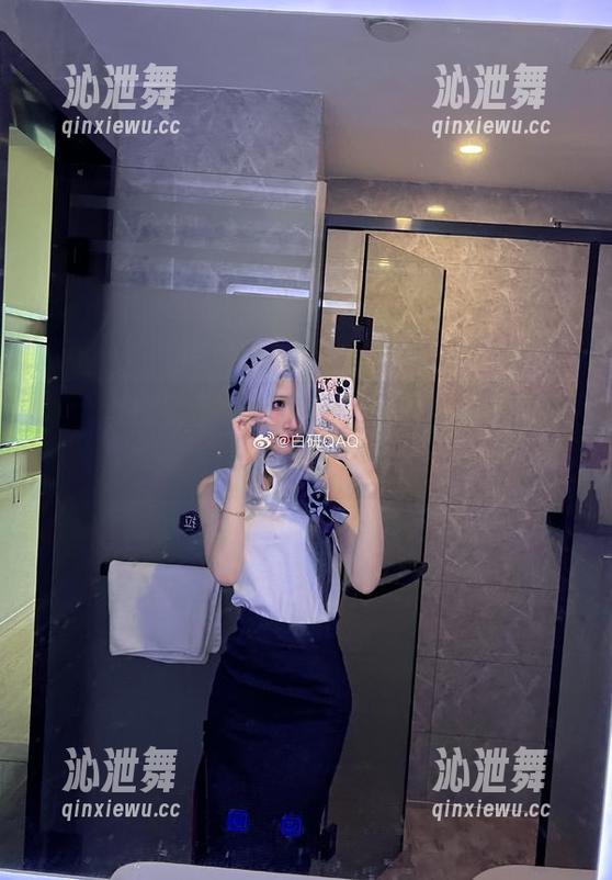 像妖君白研那样穿着睡衣的看客，是否都会沉浸其中呢