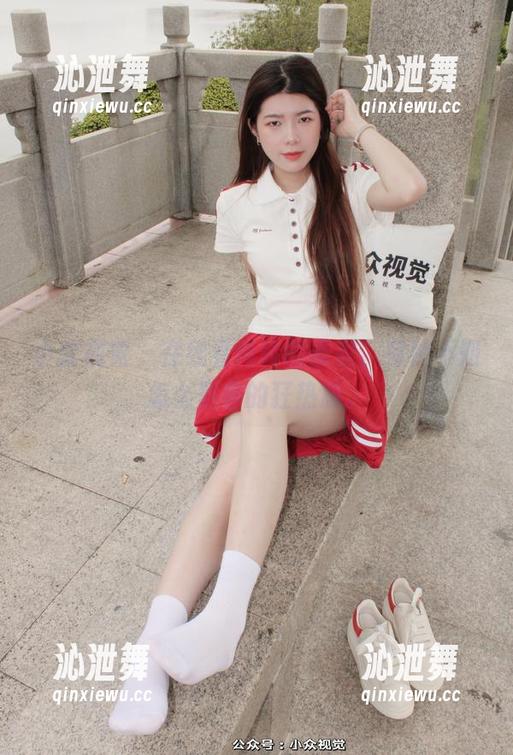小众视觉 - 在线看玲玲的皮衣，有种不知怎么形容的狂热感。