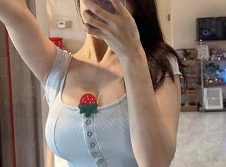 微密圈 - 巨无霸和小玉吃果冻的清纯脸蛋，在线写真，让我思绪飘飞。
