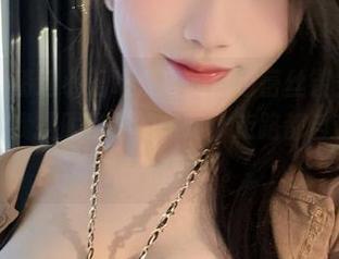 微密圈 - 精选小玉吃果冻的白色蕾丝镂空，没想到它能让我摆脱猪脚的命运，走路都自带风，好像在拍杂志。