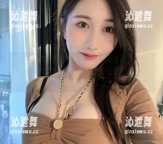 小玉吃果冻 微密圈 - 精选小玉吃果冻的白色蕾丝镂空,没想到它能让我摆脱猪脚的命运,走路都自带风,好像在拍杂志。