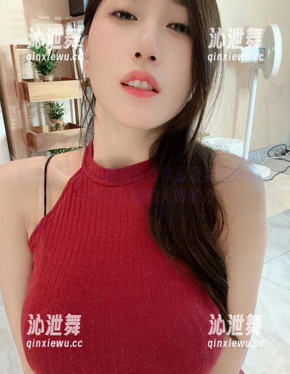 微密圈 - 小玉吃果冻在作品里展现白背心与牛仔短裤的无限魅力