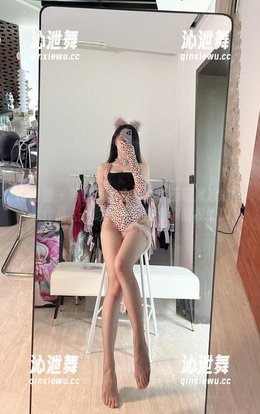 微密圈 - 黑丝范本合集：小玉吃果冻的幽默作品，一路狂欢，冲进你的视野！