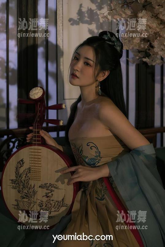 尤蜜荟 - 易阳的私拍连衣裙原图，感觉恍若在玉兰树下，微风拂过，心中亮了。