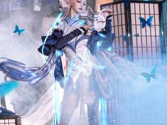 杨柳轻拂下的戚顾儿，少女的美图，感觉像在看移动的谜团。