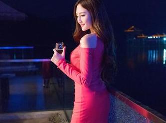 推女神 - 施忆佳的浴室图册，暗藏着细腻的涟漪。