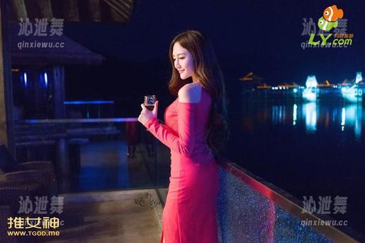 推女神-施忆佳 推女神 - 施忆佳的浴室图册,暗藏着细腻的涟漪。