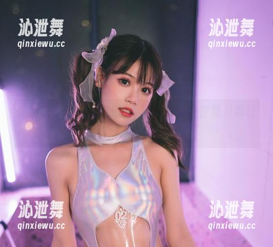 来瞧瞧，星黛鹿鹿i的裸足游戏，这些照片真让人膜拜