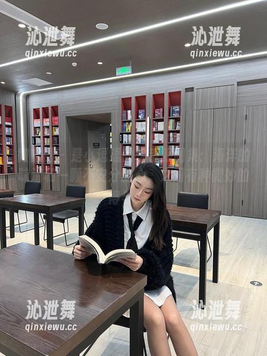 微密圈 - 是小逗逗的水手服图集：海洋的味道和一颗不安分的心，之间有种微妙的得与失。
