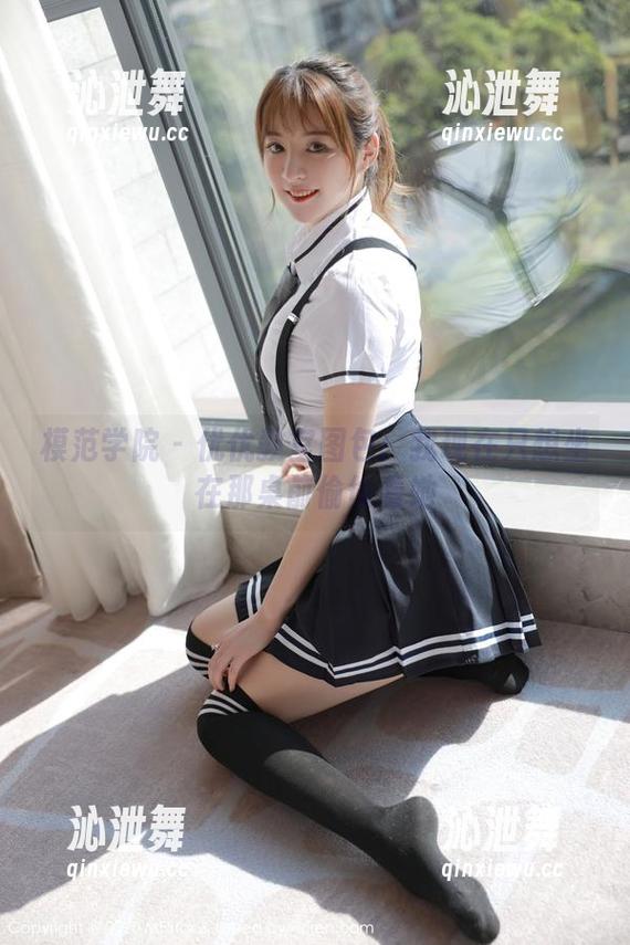 模范学院 - 优优教室图包：我现在只想坐在那桌前偷偷看她