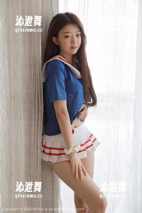 模范学院 - 李颖煊baby用短裙定制演绎的作品，让我想起小时候的夏天。
