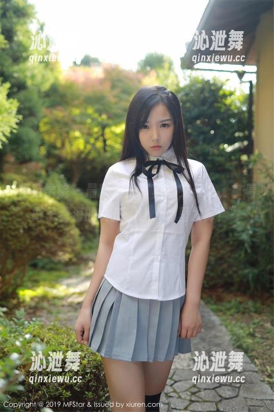 模范学院 - 最新海边写真“艾希儿，拿着椰子看海的女孩，让人心里发痒！”