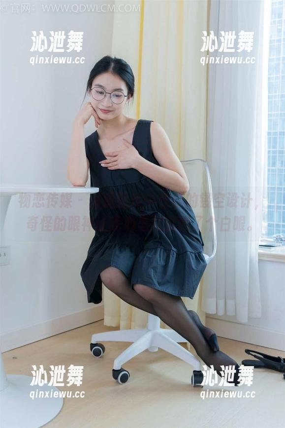 物恋传媒-佳琪 物恋传媒 - 高清图库中佳琪的镂空设计,奇怪的眼神让我心里默默翻了个白眼。