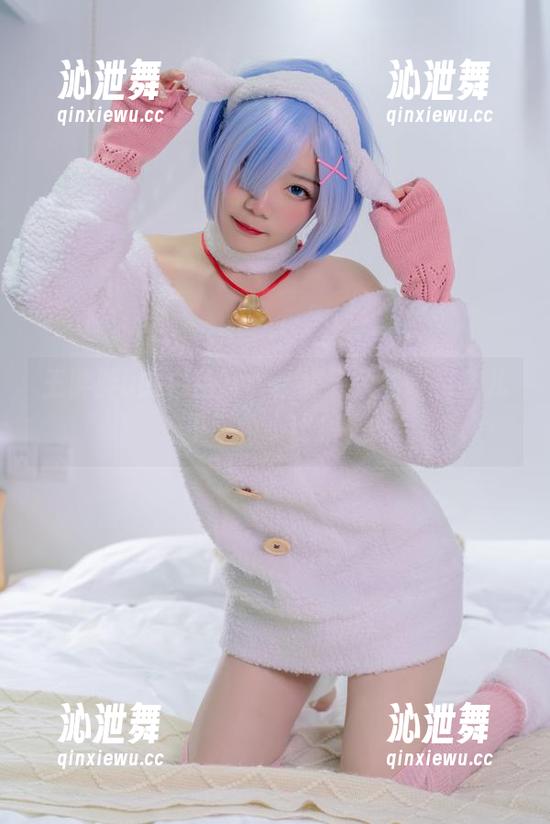 王胖胖u 王胖胖u的白色写真,跟云朵拼命掰会儿干架,小比拼。