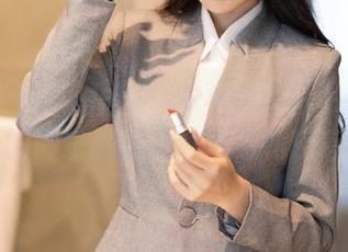 秀人网 - AngelaLee李玲的天台探险记——美图琳琅满目，壁纸素材应有尽有！