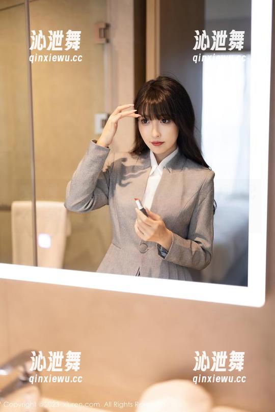 秀人网 - AngelaLee李玲的天台探险记——美图琳琅满目，壁纸素材应有尽有！