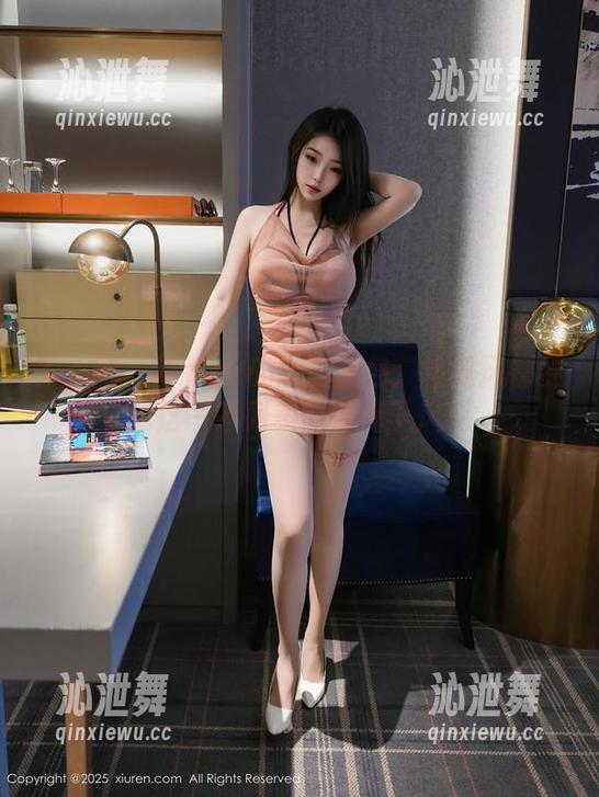 秀人网 - 草莓zz的旅拍图包：西北风都要对这一系列美图甘拜下风！