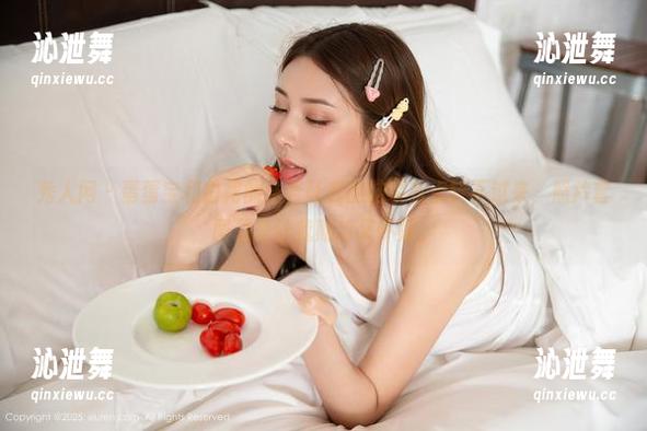 秀人网 - 蛋蛋宝和白裙的结合让我的脑袋有点转不过来，照片套图总是让我期待又怀疑。