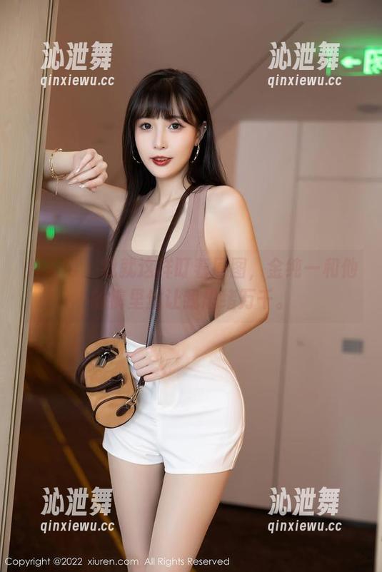 秀人网-金纯一 秀人网 - 我就这样盯着原图,金纯一和他的裤里丝让我思绪万千。