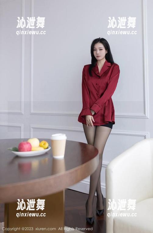秀人网 - 美图分享时刻，黄婧GIGI献上甜心，直击灵魂…啥，没那么严重？