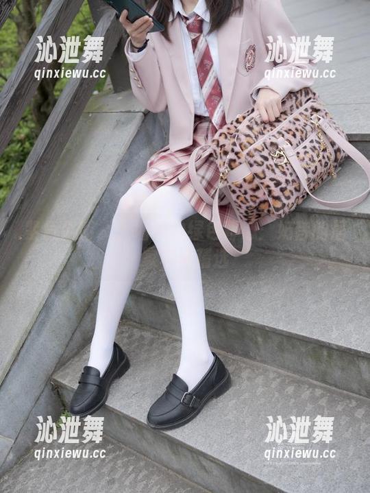 紧急企划-奶昔 紧急企划 - 入墙角的绿色背心:奶昔的居家写真精选