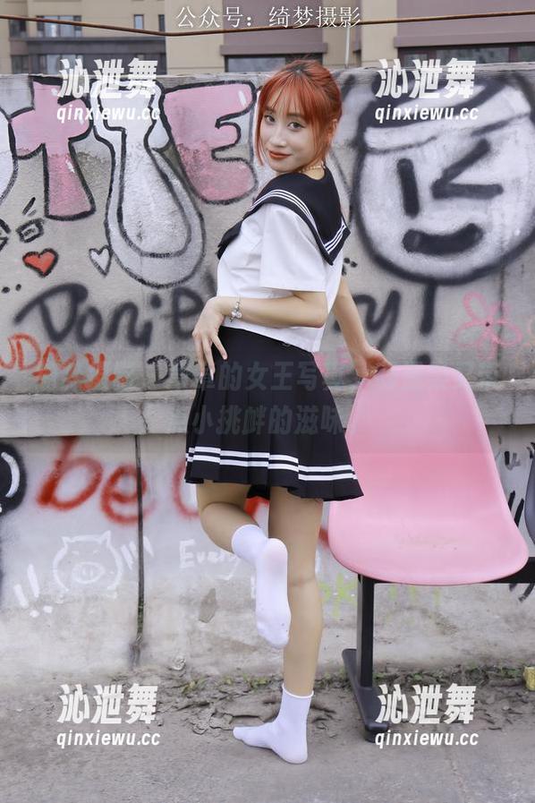绮梦摄影 - 章章的女王写真，既温柔又带点小挑衅的滋味。