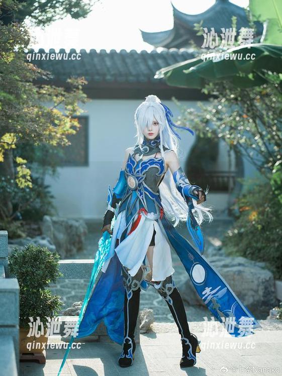 校服更新来啦，腥味猫罐的作品总能让我侧目