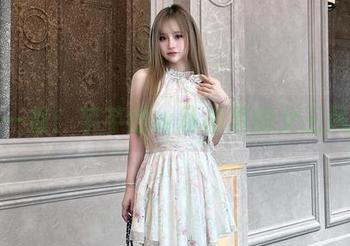 轻松一瞥：芊芊酱w私拍里的女王风范。