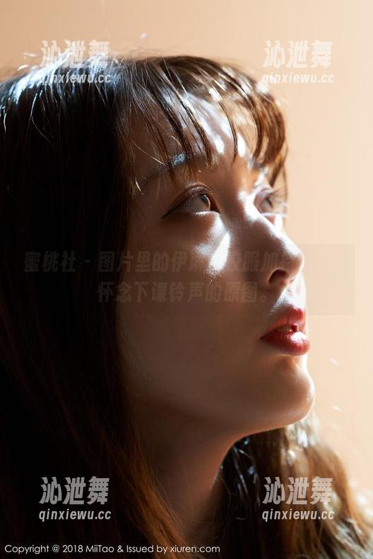 蜜桃社-伊琳 蜜桃社 - 图片里的伊琳:校服加持,让我怀念下课铃声的原图。