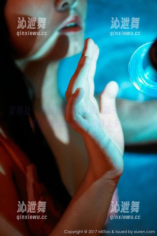 蜜桃社 - 最新初月JK图集，第一眼只想说这背景比我住的地方好太多！