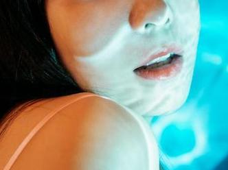 蜜桃社 - 友情提醒：温心怡的丝袜图包，别被诱惑晕了头！